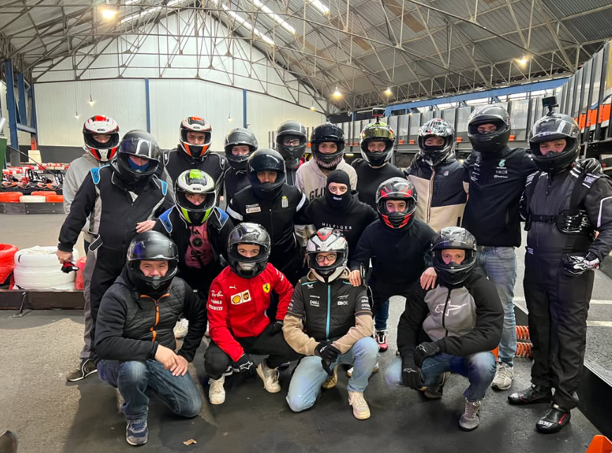 Photo de groupe au karting
